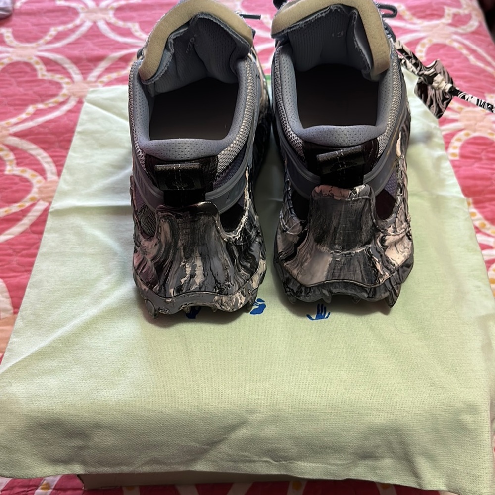 Off white sneakers worn about 5 times, Size 39 men size 7 women size 9